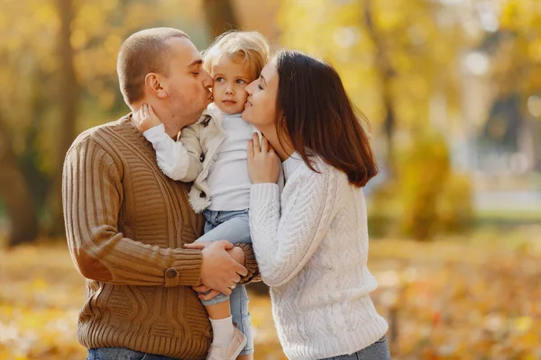 Familj Med Söt Liten Dotter Far Brun Tröja Familjen Ett — Stockfoto