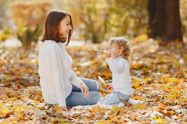 Mãe Com Filha Família Parque Outono Menina Com Uma Camisola — Fotografia de Stock