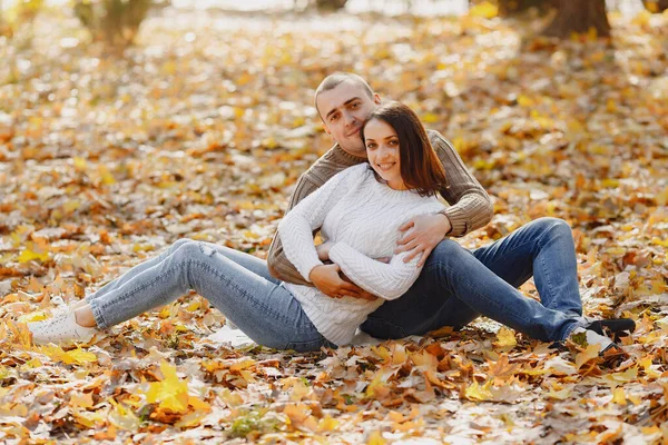 Família Com Filhinha Fofa Pai Camisola Castanha Família Campo Outono — Fotografia de Stock