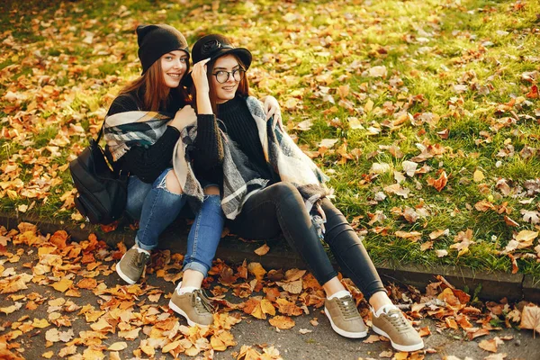 Dvě Mladé Stylové Dívky Sedí Podzimním Městě — Stock fotografie