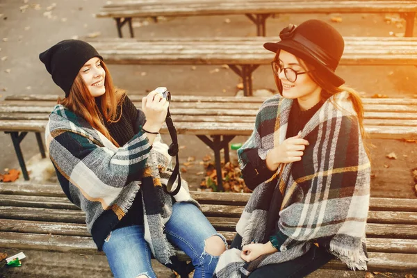 Две Молодые Стильные Девушки Фотографируют Друг Друга Камеру Осеннем Городе — стоковое фото