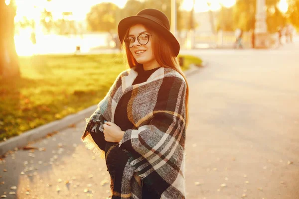 Jong Stijlvol Meisje Wandelen Zonnige Zomer Stad — Stockfoto