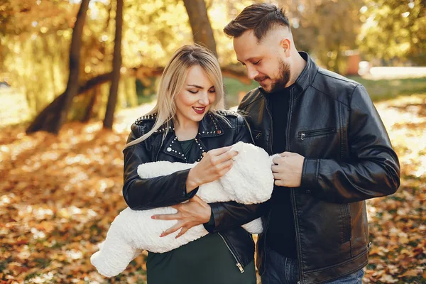 Familie Herbstlichen Park Frau Schwarzer Jacke Niedliches Neugeborenes Kleines Mädchen — Stockfoto