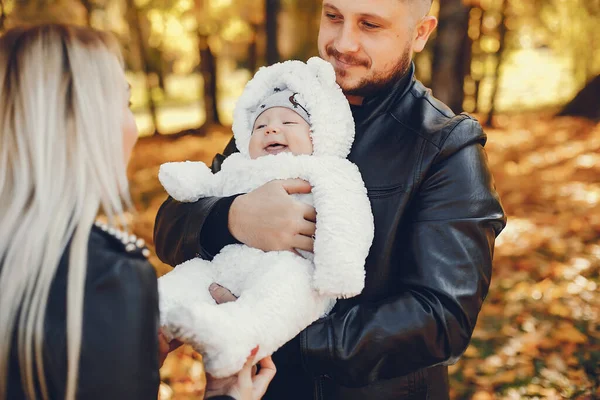 Familia Într Parc Toamnă Femeie Jachetă Neagră Draguta Fetita Nou — Fotografie, imagine de stoc