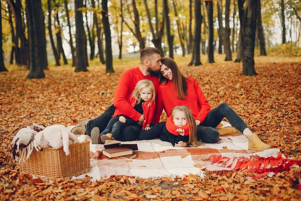 Familie Herbstlichen Park Frau Roten Pullover Niedliche Kinder Mit Eltern — Stockfoto