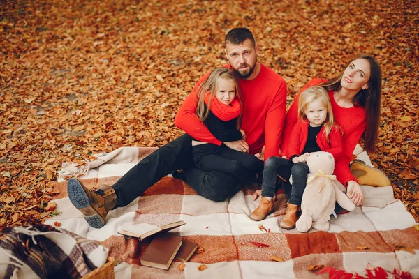 Familie Herbstlichen Park Frau Roten Pullover Niedliche Kinder Mit Eltern — Stockfoto