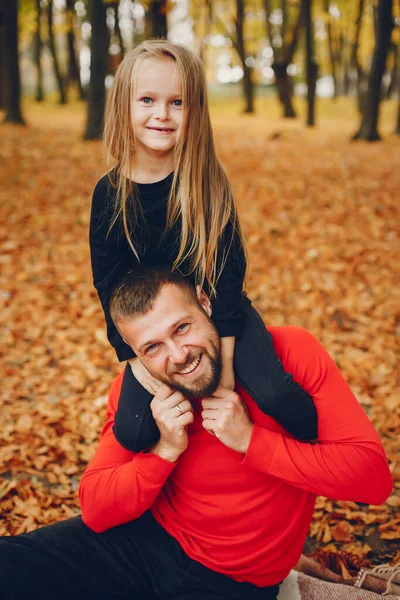 Familie Mit Süßer Kleiner Tochter Vater Roten Pullover — Stockfoto