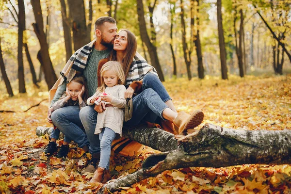Familie Herbstlichen Park Frau Roten Pullover Niedliche Kinder Mit Eltern — Stockfoto