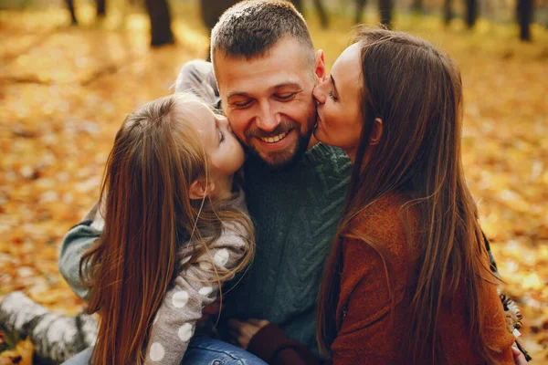 Família Parque Outono Uma Mulher Camisola Vermelha Crianças Bonitos Com — Fotografia de Stock