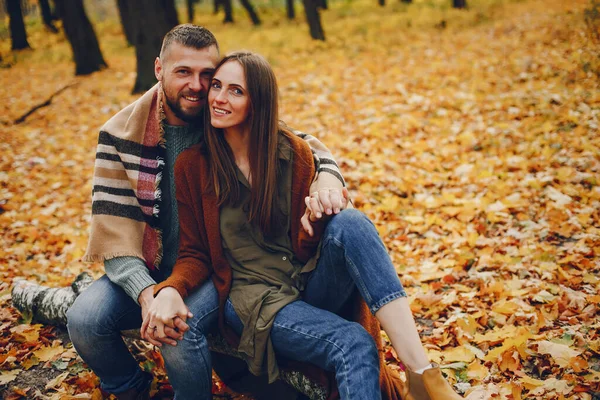 Paar Einem Park Frau Braunen Pullover Mann Mit Bart — Stockfoto
