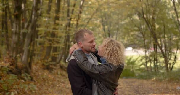 Young Happy Couple Hugging Autumn Park Family Leisure — Vídeo de stock