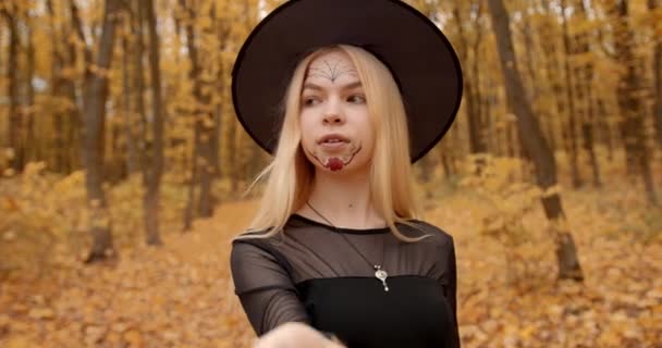 Woman Wearing Halloween Witch Costume She Waving Hand Front Camera — Vídeo de Stock