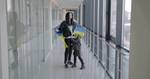 Ukrainian Immigrants Mother Daughter Holding Ukrainian Flag — Vídeo de stock