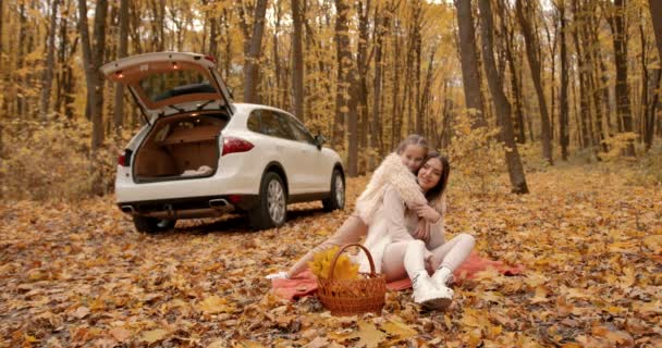 Autumn Weekend Mother Daughter Picnic White Car Them — Stock video