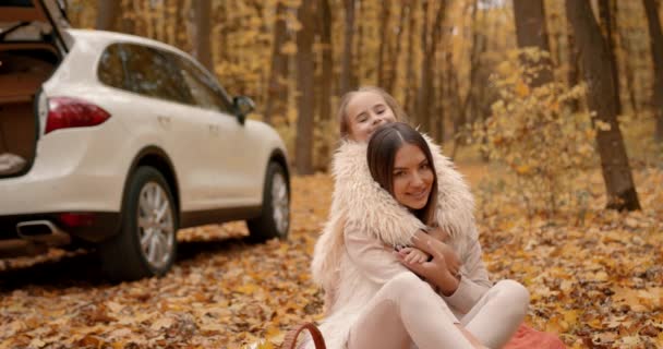 Autumn Weekend Mother Daughter Picnic White Car Them — Vídeo de Stock