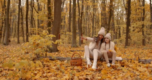 Mom Her Daughter Spending Weekend Picnic Autumn Forest Together Mother — Vídeos de Stock