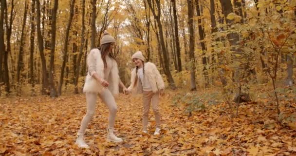Šťastná Rodina Chodit Pohromadě Drží Ruce Lese — Stock video