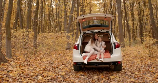 Autumn Season Beautiful Mom Her Daughter Enjoy Time Together Family — Vídeos de Stock