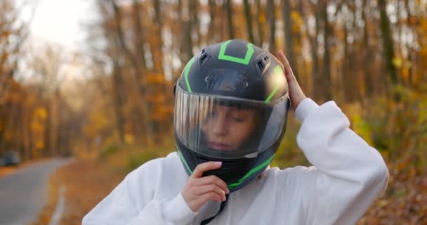 Close Uma Menina Branco Usa Capacete Protetor Sua Cabeça Sentado — Vídeo de Stock