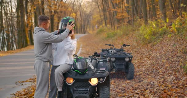 Young Couple Costumes Date Atvs Guy Hugs Girl Sitting Atv — Stock videók