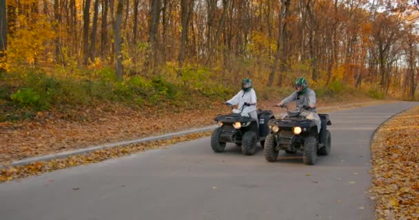 Front View Young Couple Riding Atvs Autumn Forest Active Road — Vídeo de Stock