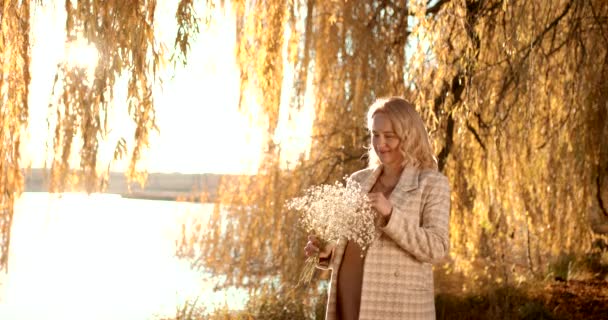 Pregnant Blonde Woman Holding Bouquet White Flowers Her Hands Shore — стоковое видео