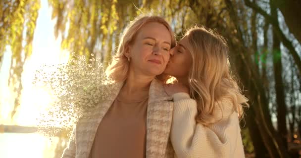 Blonde Daughter Hugs Kisses Pregnant Mother Park Lake Rays Evening — Stockvideo
