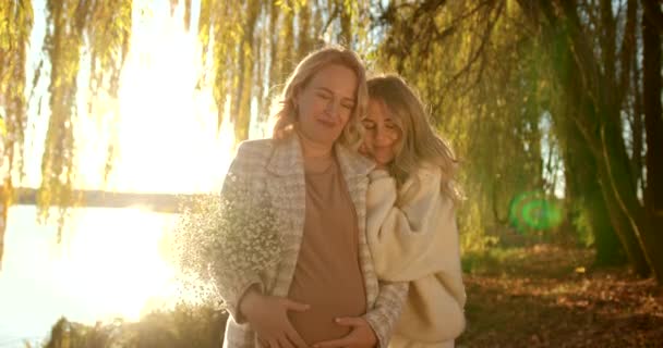 Blonde Daughter Hugs Kisses Pregnant Mother Park Lake Rays Evening — Wideo stockowe