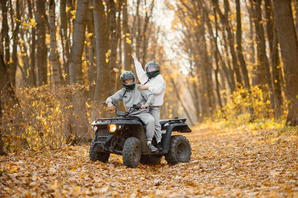 Young Caucasian Man Woman Riding Atv Quad Bike Autumn Forest Immagine Stock