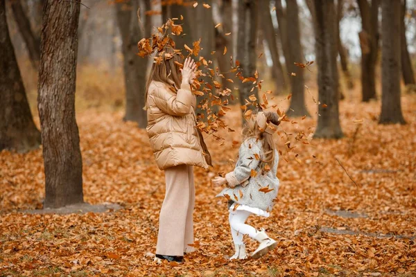 Young Woman Little Girl Autumn Forest Woman Her Daughter Throwing — Stockfoto