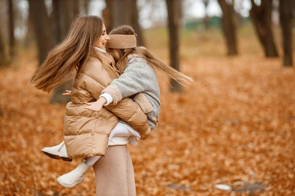 Young Woman Little Girl Autumn Forest Woman Holding Her Daughter — Fotografia de Stock