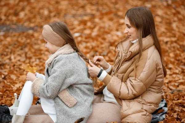 Young Woman Little Girl Autumn Forest Woman Weaving Braid Her — стоковое фото