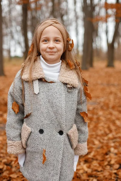 Little Girl Fashion Clothes Standing Autumn Forest Girl Posing Photo —  Fotos de Stock