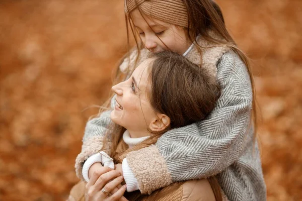 Young Woman Little Girl Autumn Forest Little Girl Hugging Her — Stock Photo, Image
