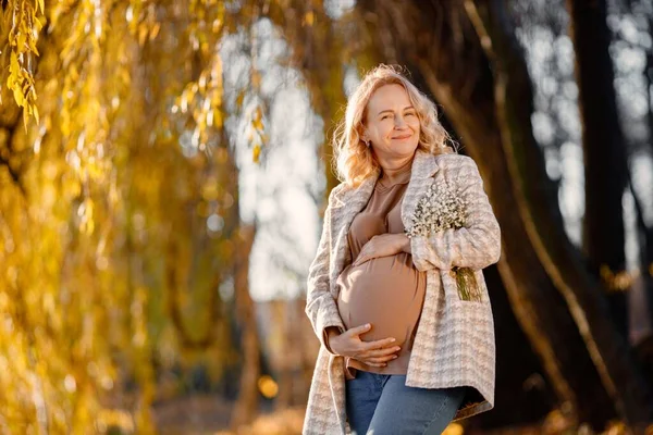 Portrait Middle Aged Pregnant Woman Outdoors Park Middle Age Pregnant — Fotografie, imagine de stoc