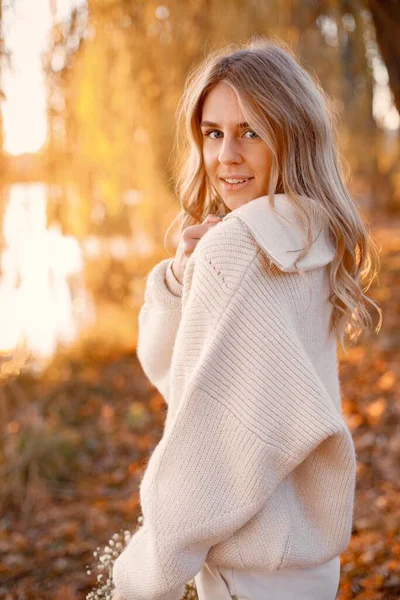 Young Blonde Girl Flowers Standing Autumn Park Lake Woman Wearing — Foto Stock