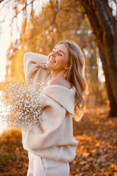 Young Blonde Girl Flowers Standing Autumn Park Lake Woman Wearing — Zdjęcie stockowe