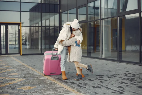 Mother Daughter Come Back Vacation Brunette Woman Girl Luggage Hugging — стоковое фото