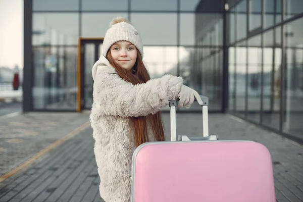 Little Girl Going Vacation Portrait Girl Luggage Going Airport Terminal — Foto de Stock