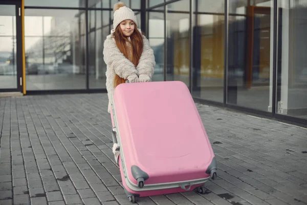 Little Girl Going Vacation Portrait Girl Luggage Going Airport Terminal — Φωτογραφία Αρχείου