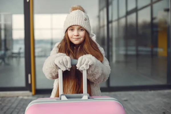 Little Girl Going Vacation Portrait Girl Luggage Standing Airport Terminal — Foto de Stock