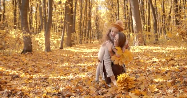 European Woman Her School Age Daughter Have Time Togther Autumn — Vídeo de Stock