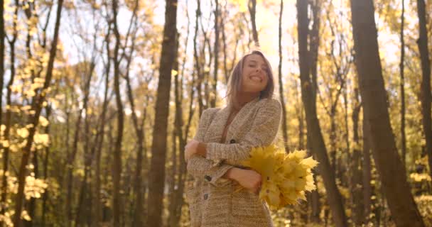 Autumn Sunny Day European Woman Standing Yellow Fall Park Holding — Stockvideo