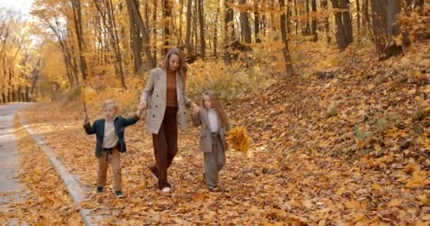 Family Paying Autumn Park Mother Her Son Dauther Having Happy — Vídeo de Stock