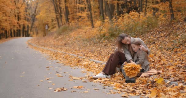 Happy Mother Kid Enjoying Weekend Park Beautiful Yellow Autumn Background — Vídeo de Stock