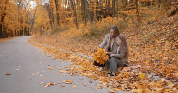 Happy Mother Kid Enjoying Weekend Park Beautiful Yellow Autumn Background — Vídeo de Stock