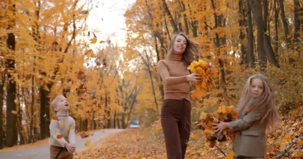 Family Paying Autumn Park Mother Her Son Dauther Having Happy — Vídeo de stock