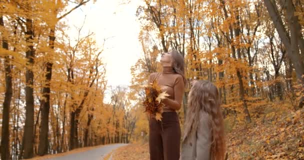 Happy Mother Kid Enjoying Weekend Park Beautiful Yellow Autumn Background — Αρχείο Βίντεο