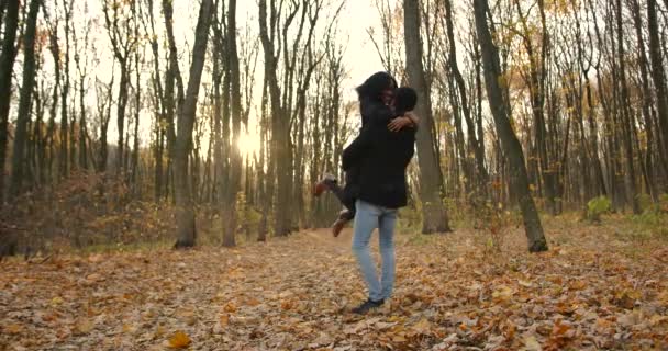 Conceito Amor Relacionamento Casal Abraço Parque Outono — Vídeo de Stock