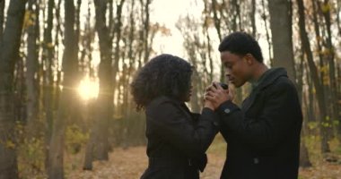 Holding ve ısınma çift soğuk sonbahar günü, sevgili dikkat çekici eller.